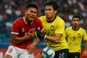 Insiden panas striker Timnas Indonesia Hokky Caraka benturan dengan kiper Malaysia di kualifikasi Piala Dunia 2026. Update lengkap dari Updatebola.